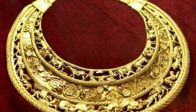 Сокровища Крыма, так называемое Скифское золото, вернулись в Украину из Нидерландов. Всего — 565 экспонатов. Артефакты уже оформляет киевская таможня.