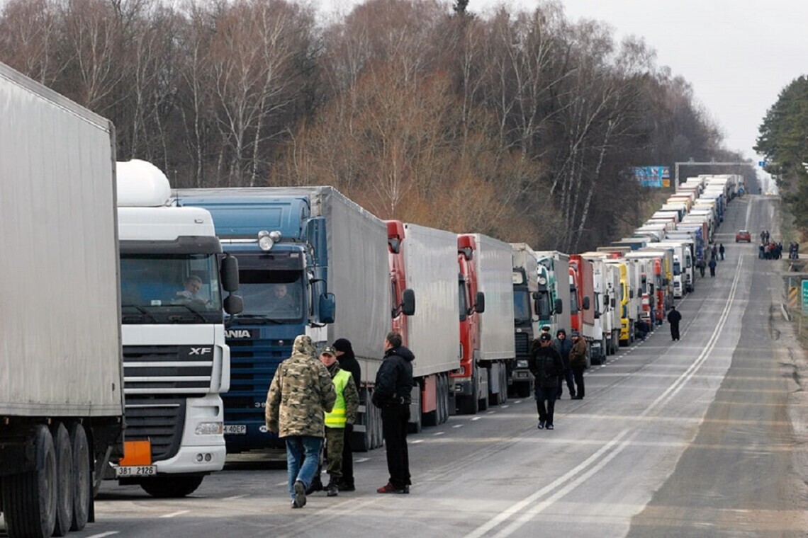 В этой связи пропуск грузовых транспортных средств с полной массой до 7,5 тонн, а также автобусов будет временно приостановлен. Пропуск легковых автомобилей будет производиться в обычном режиме.