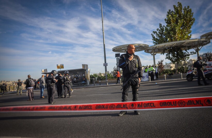 На въезде в Иерусалим двое боевиков открыли огонь на автобусной остановке. Погибла женщина, есть раненые. Террористы были нейтрализованы.