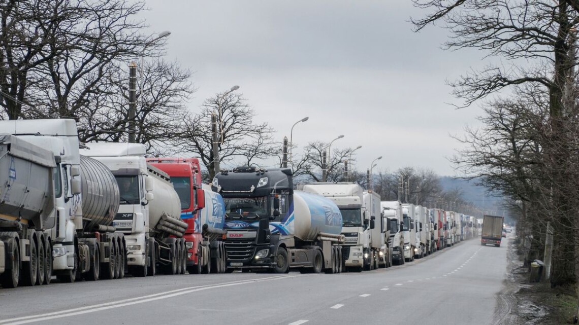 Словацкие перевозчики заблокировали движение грузового транспорта через пункт пропуска Вишне-Немецкое, смежный украинскому КПП Ужгород.