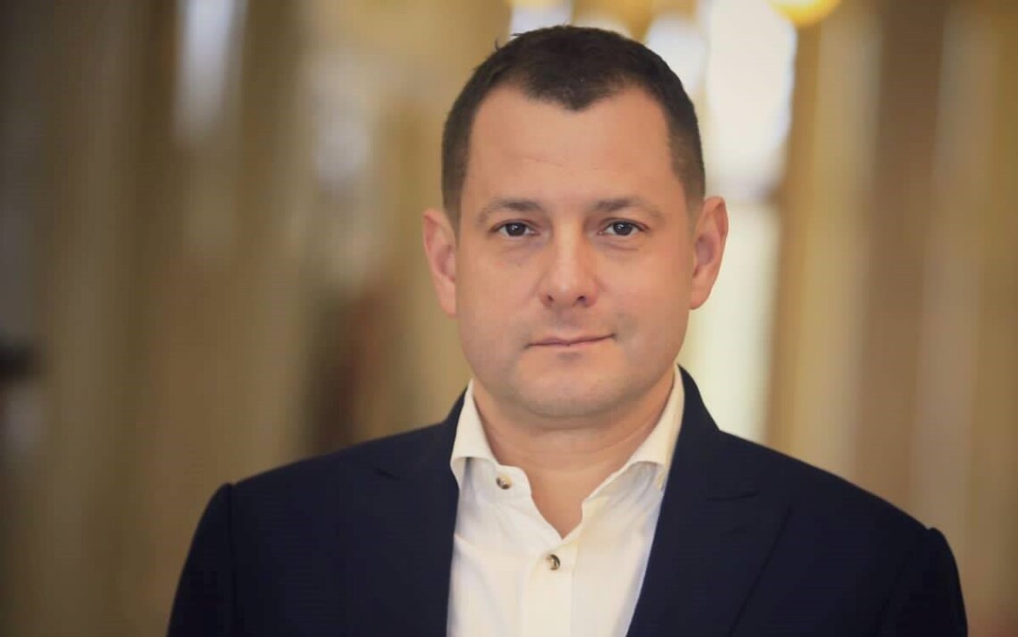 Нардеп из группы Довіра Максим Ефимов решил отказаться от своих полномочий и сложить депутатский мандат.