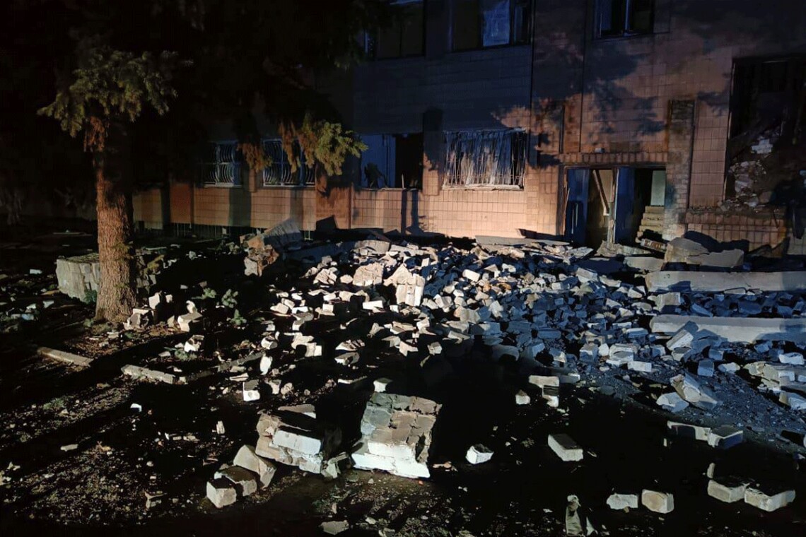 В результате вечерней атаки дронов в Чугуеве и Боровой есть разрушения, мирный житель получил взрывную травму.