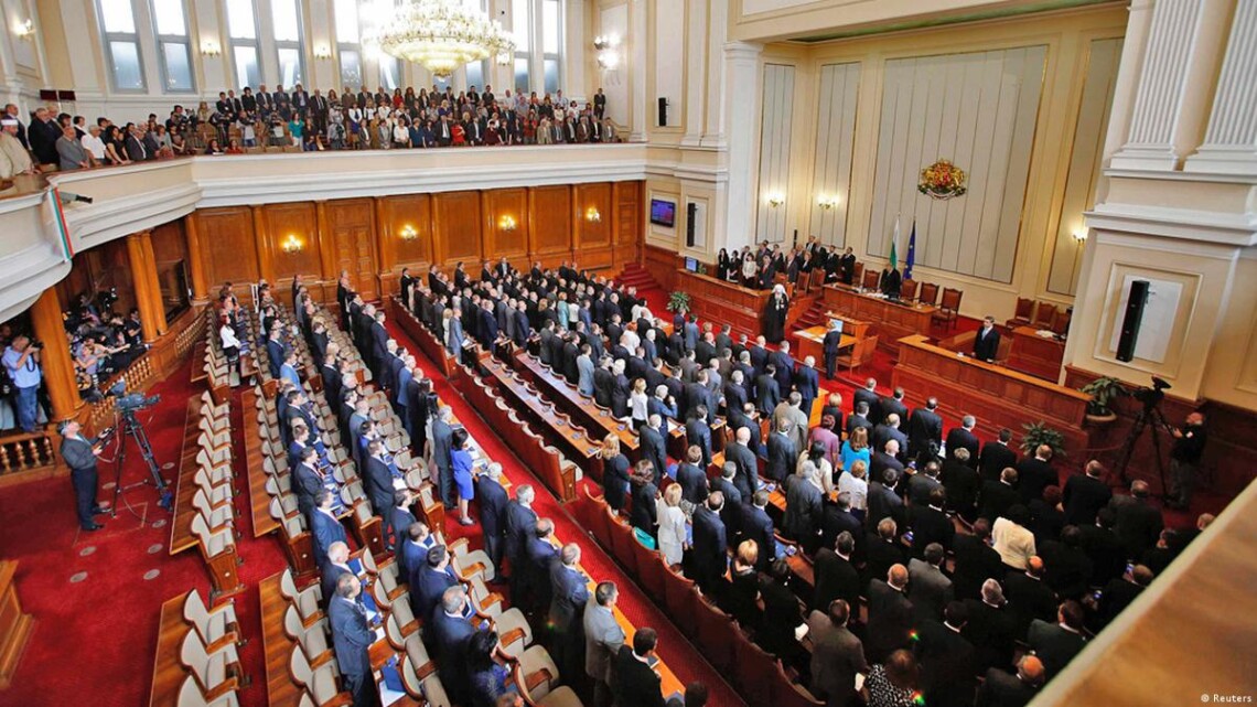 Депутаты болгарского парламента на заседании 8 декабря проголосовали за преодоление вето президента Румена Радева на передачу Украине партии бронетранспортеров.