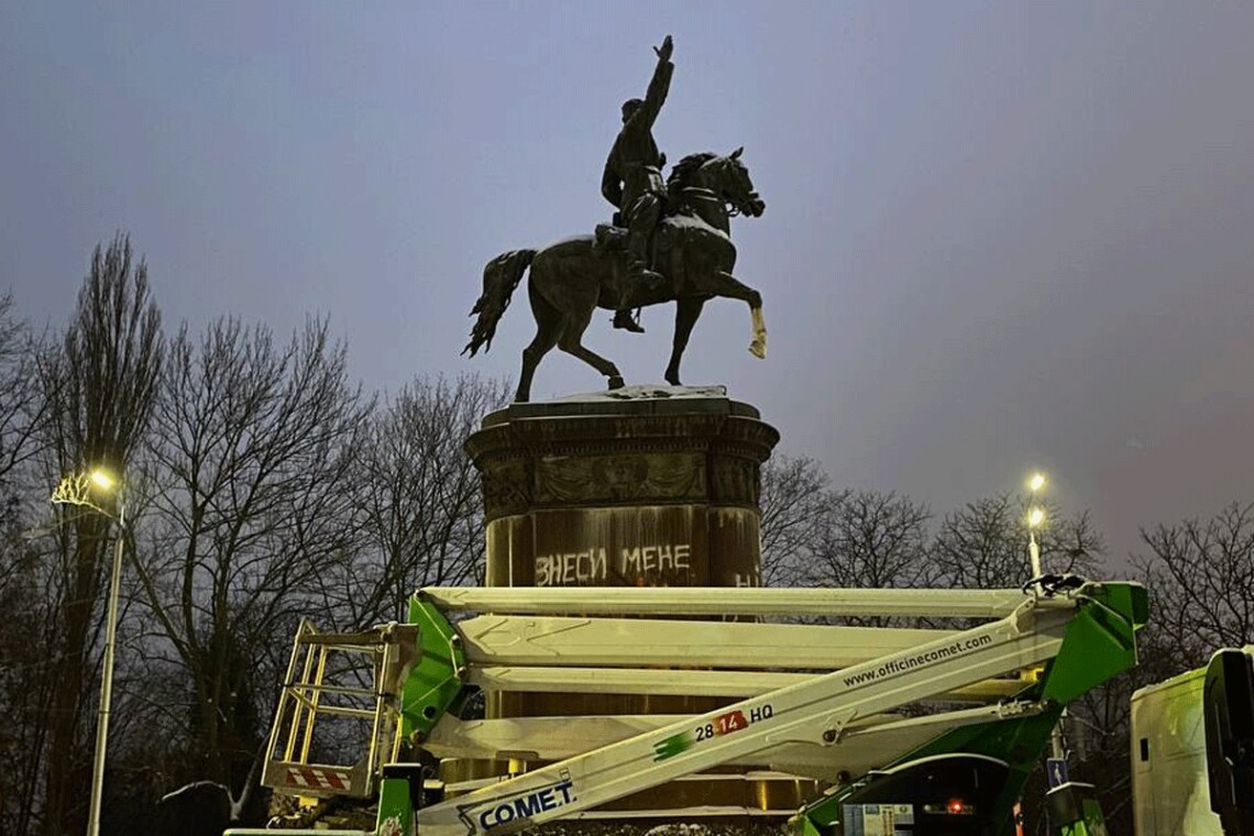 Перед сносом с киевского памятника советскому деятелю Николаю Щорсу сняли охранный статус.