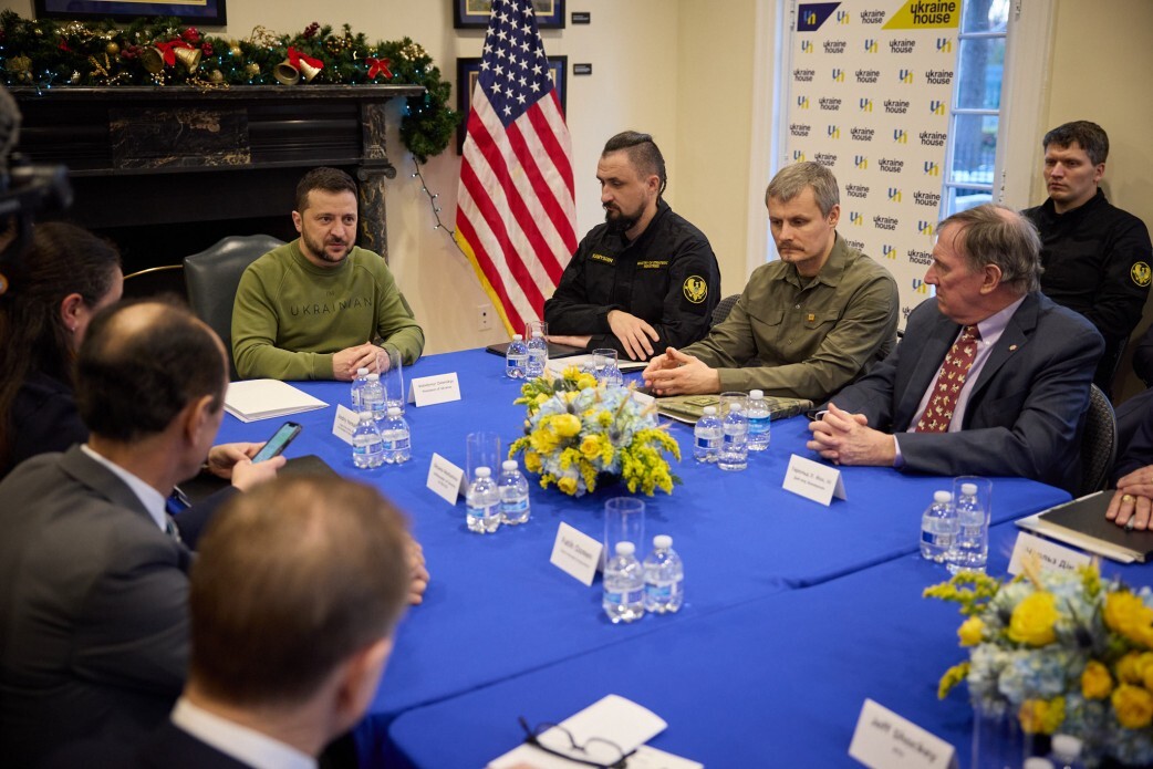 В ходе рабочего визита в США Владимир Зеленский провел встречу с руководителями оборонных компаний и рассказал об идее создания оборонного хаба в Европе.