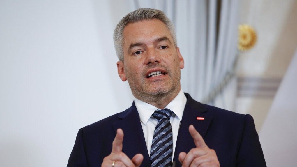 Австрия не поддержит начало переговоров о вступлении Украины в ЕС, потому что для Киева не должно быть преференций в этом вопросе. Такое заявление сделал канцлер страны.
