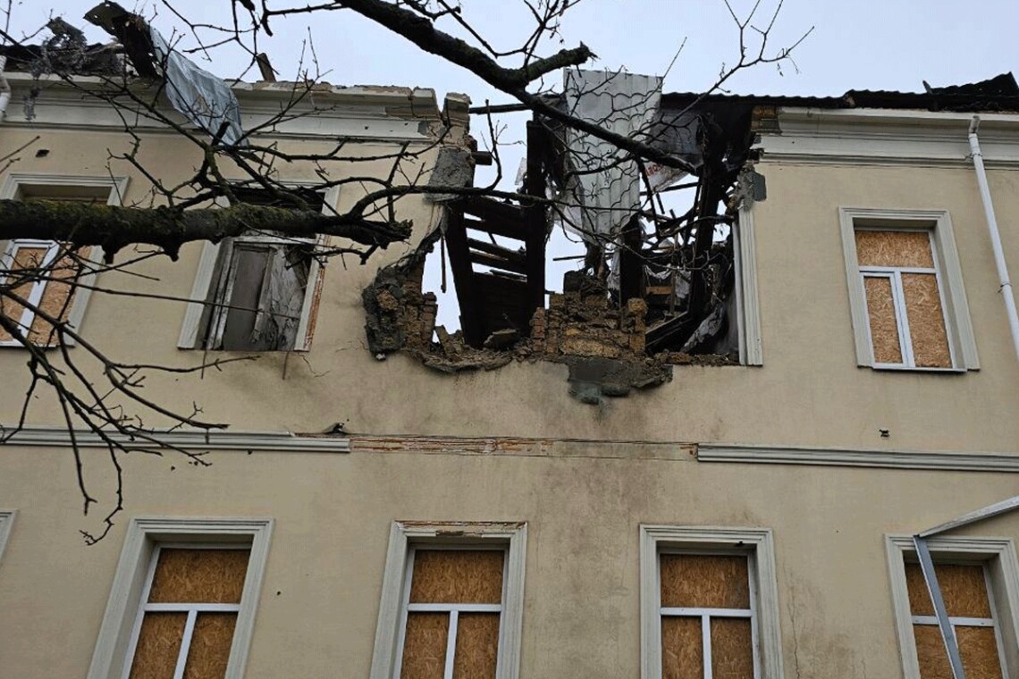 Российские военные атаковали жилые кварталы населённых пунктов области, учебное заведение и предприятие в Херсоне.