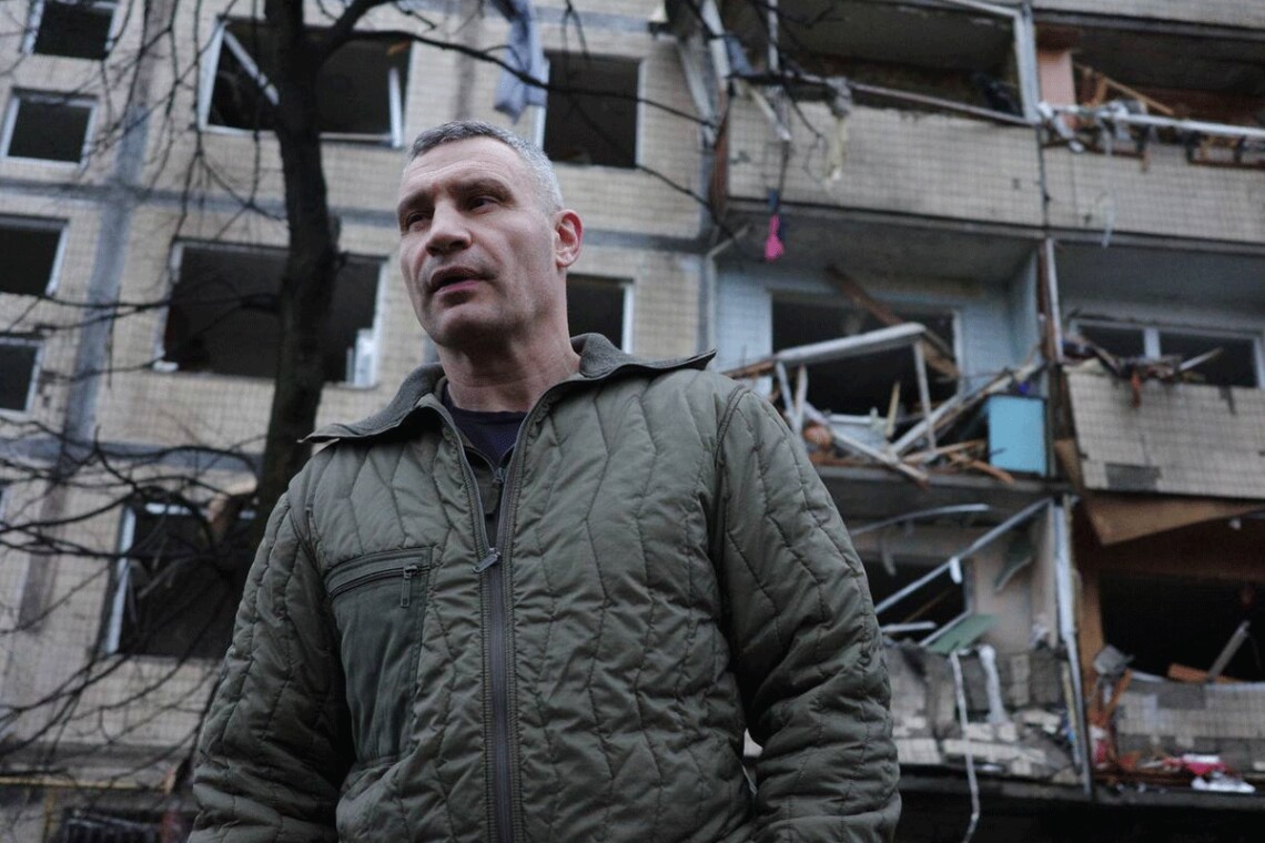 Многоквартирный дом в Днепровском районе Киева после падения обломков может нуждаться в капитальном ремонте.