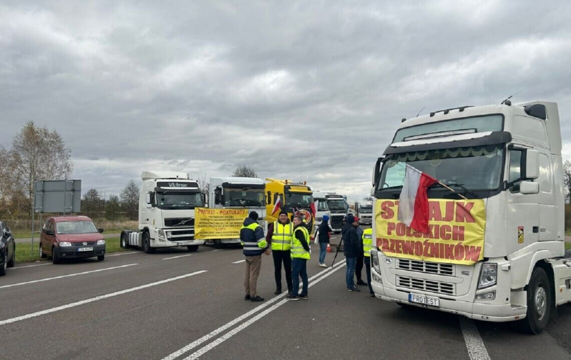 В Польше органы местной власти отказали транспортникам в организации нового протеста на подъездной дороге к границе с Украиной, который должен был начаться 18 декабря.