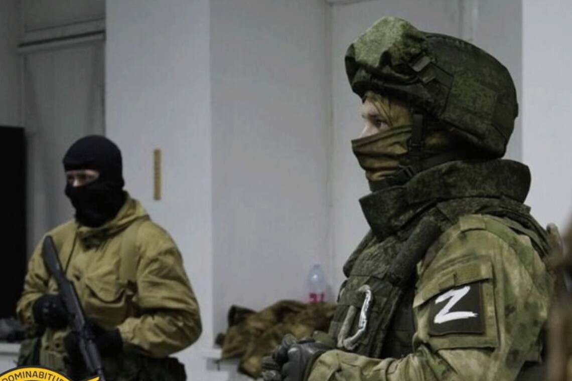 На временно оккупированных территориях Украины российские военные усиливают репрессии и морально давят на украинцев.