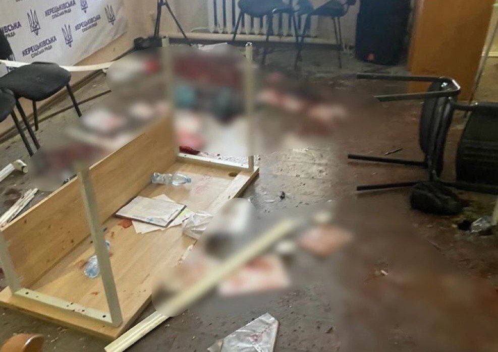 На Закарпатье местный депутат подорвал гранаты во время заседания сессии сельсовета. Ранения получили 26 человек.