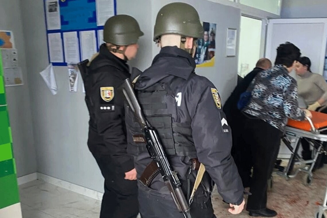 Подрыв гранат в сельсовете на Закарпатье, при котором пострадало почти 30 человек, будут расследовать как теракт.
