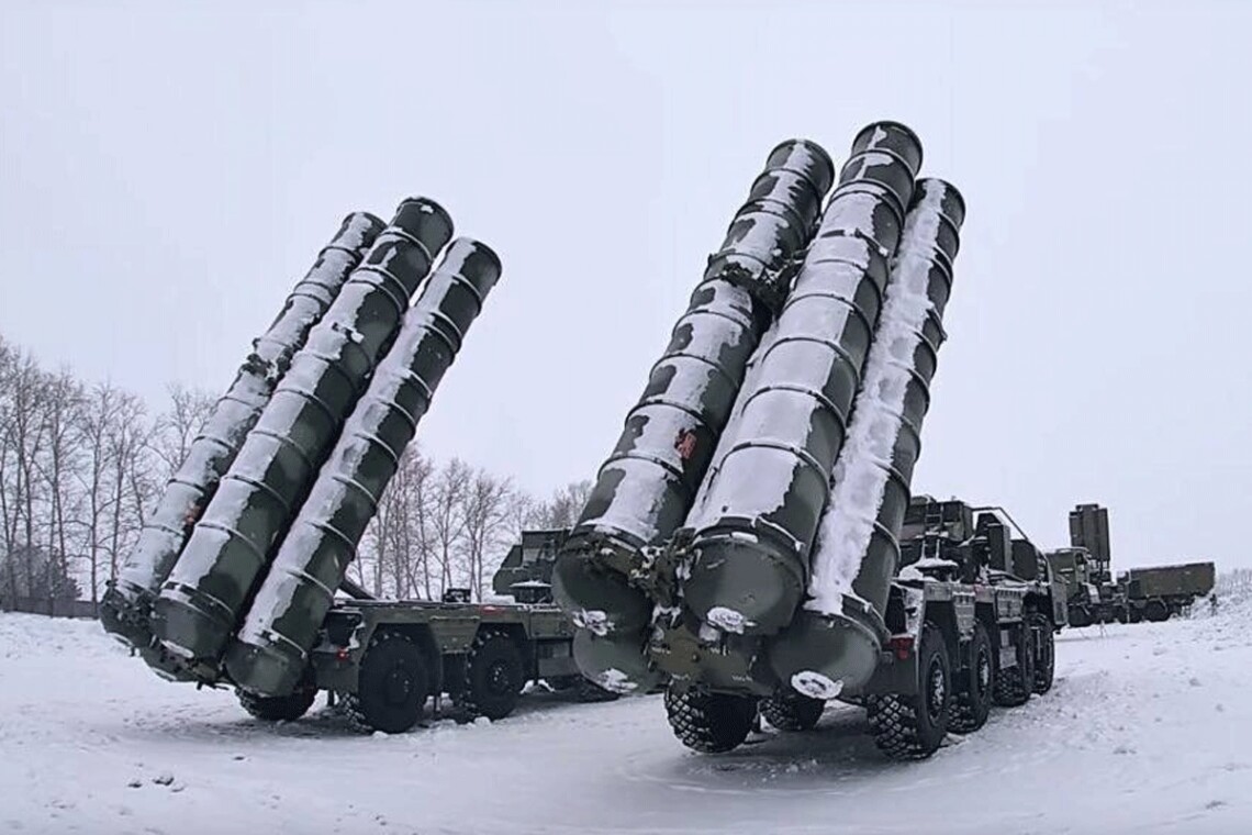 В Беларуси сегодня стартовала внезапная проверка дежурных сил ВВС и ПВО. Задействованы ракетные комплексы С-300 и С-400.