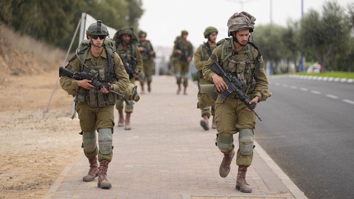 Израильские военные во время боев на севере Газы ошибочно признали угрозой трёх находившихся в плену в ХАМАС заложников и открыли по ним огонь, убив их.