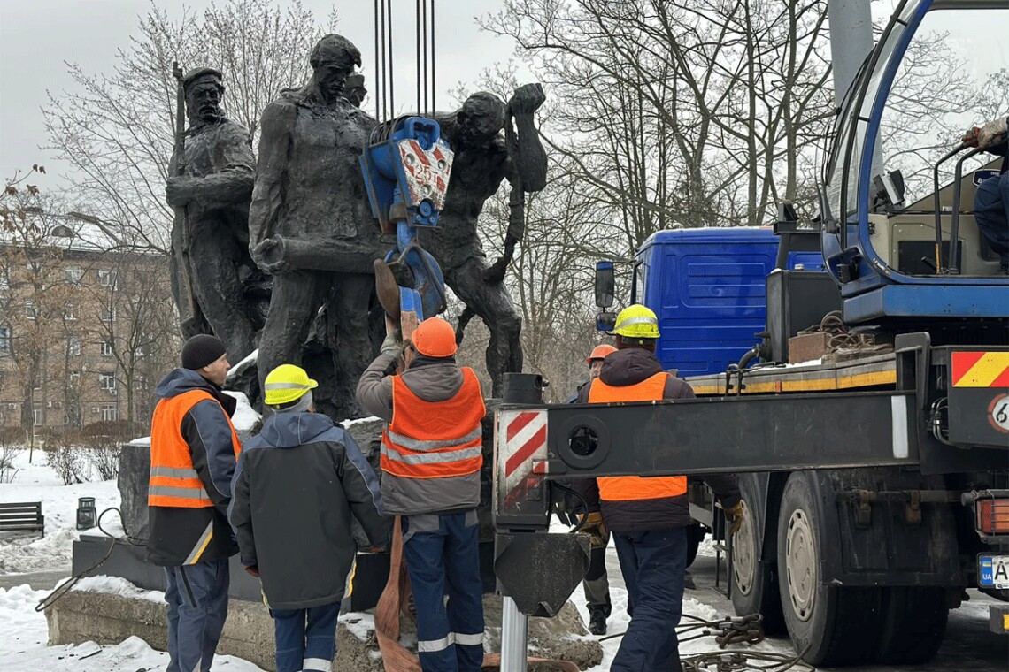 В сквере Дарницкого района столицы сегодня демонтировали и увезли в музей памятник Таращанец.
