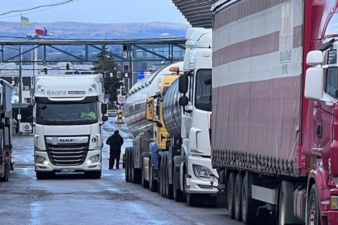 На границе с Польшей ожидают более 2 000 грузовиков, на границе с Румынией ожидают проезда 900 грузовиков.