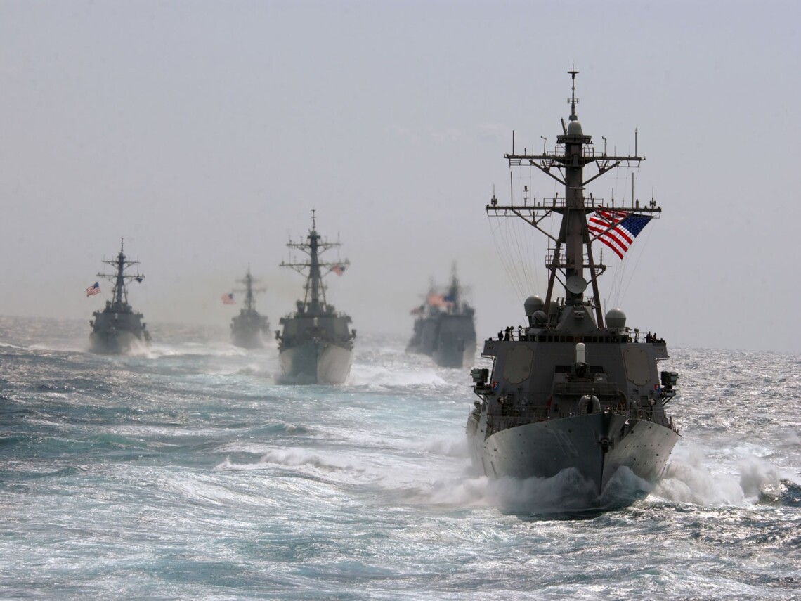 США объявили о начале многонациональной операции по защите Красного моря на фоне атак хуситов на торговые суда.
