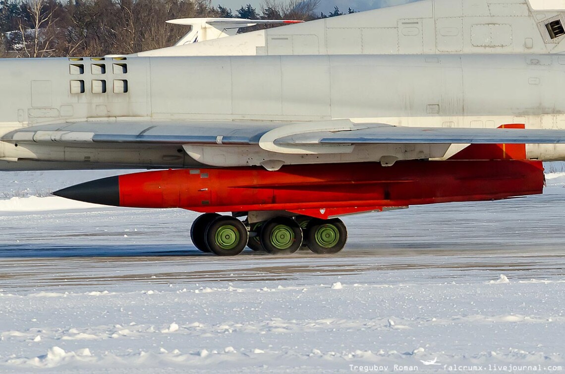 Россияне не успевают выполнить годовой государственный заказ на производство крылатых ракет Х-32, которые поставляются в 52-й тяжелый бомбардировочный авиационный полк.