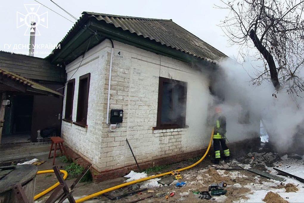 В селе Гмырянка Черниговской области произошел пожар в частном доме. Спасатели обнаружили на месте происшествия тела троих людей.