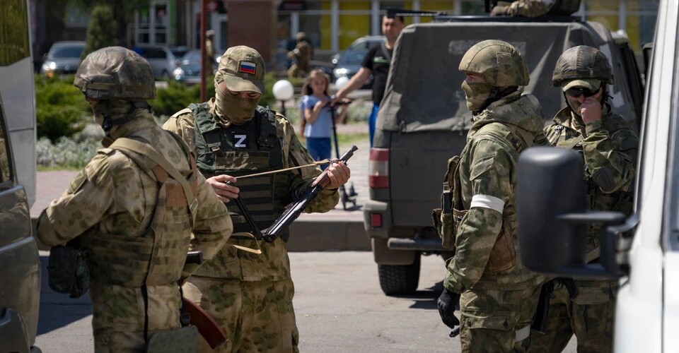 Оккупанты взяли под охрану председателей так называемых избирательных комиссий, отныне они ходят в сопровождении российских полицейских.