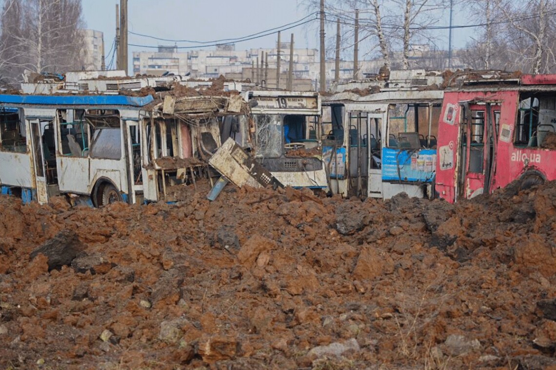 Россияне во время ночной атаки по Харькову снова обстреляли транспортное депо в Салтовском районе.