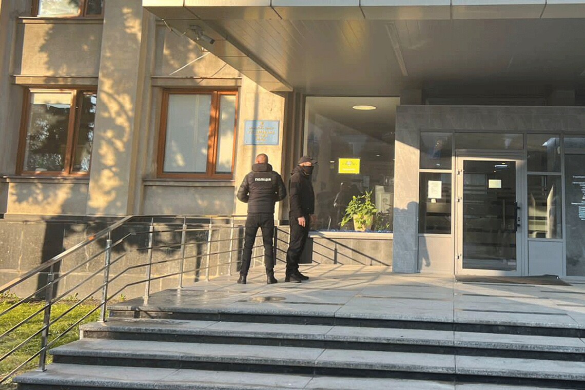 По результатам обысков  сообщили о подозрении начальнику отдела одного из Департаментов Ужгородского горсовета, директору КП и подрядчику.