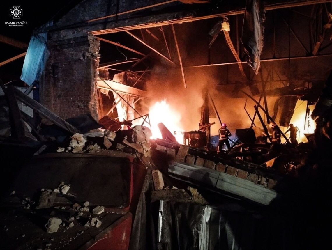 В Киевской области обломки дронов упали на склад предприятия, возник пожар. Также повреждены 8 автомобилей.