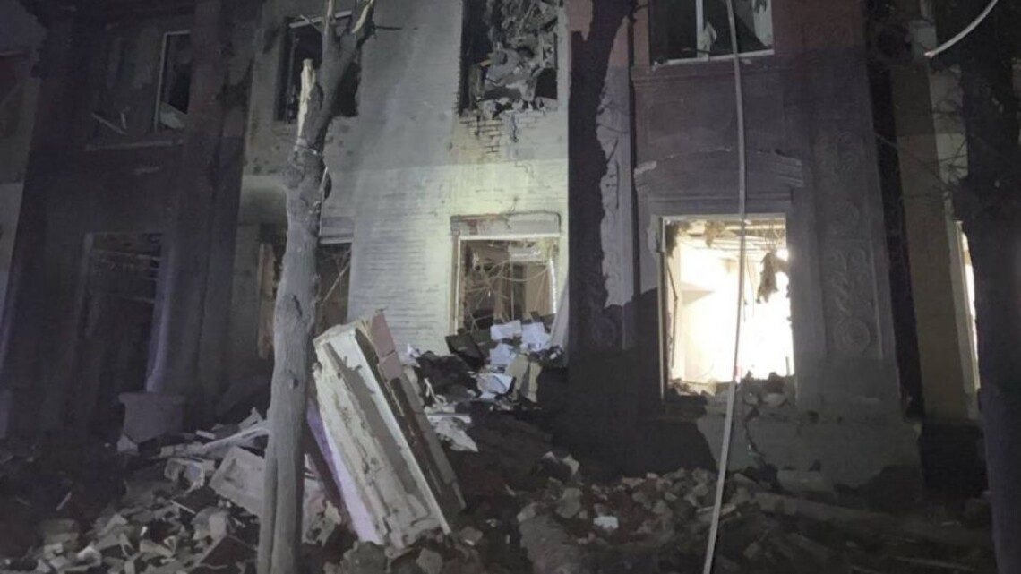 Оккупационная армия рф вечером 21 декабря нанесла ракетный удар по Запорожью. В результате обстрела пострадал объект гражданской инфраструктуры.