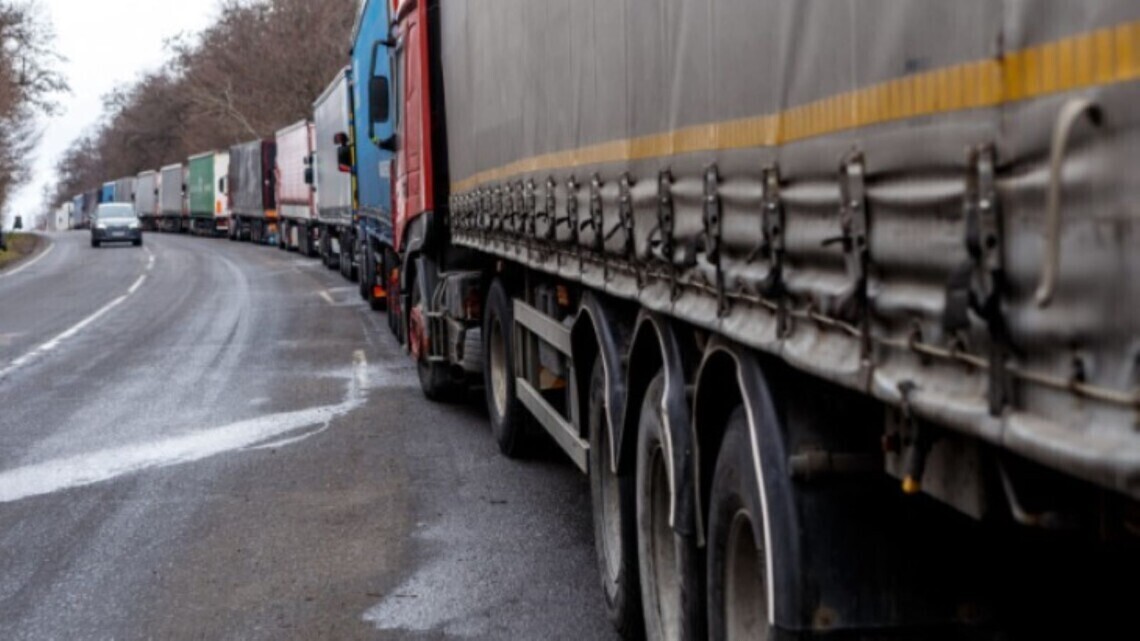 В очередях на территории Польши в сторону Украины, по информации польской стороны, находятся 3900 грузовых транспортных средств.