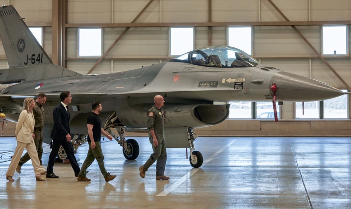 Правительство Нидерландов приняло решение начать подготовку к передаче Украине первой партии истребителей F-16.