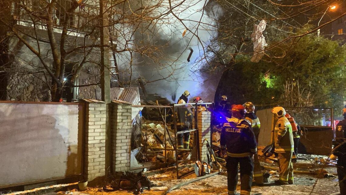 Во Львове вечером 23 декабря произошел взрыв в частном доме. Под завалами могут находиться люди.