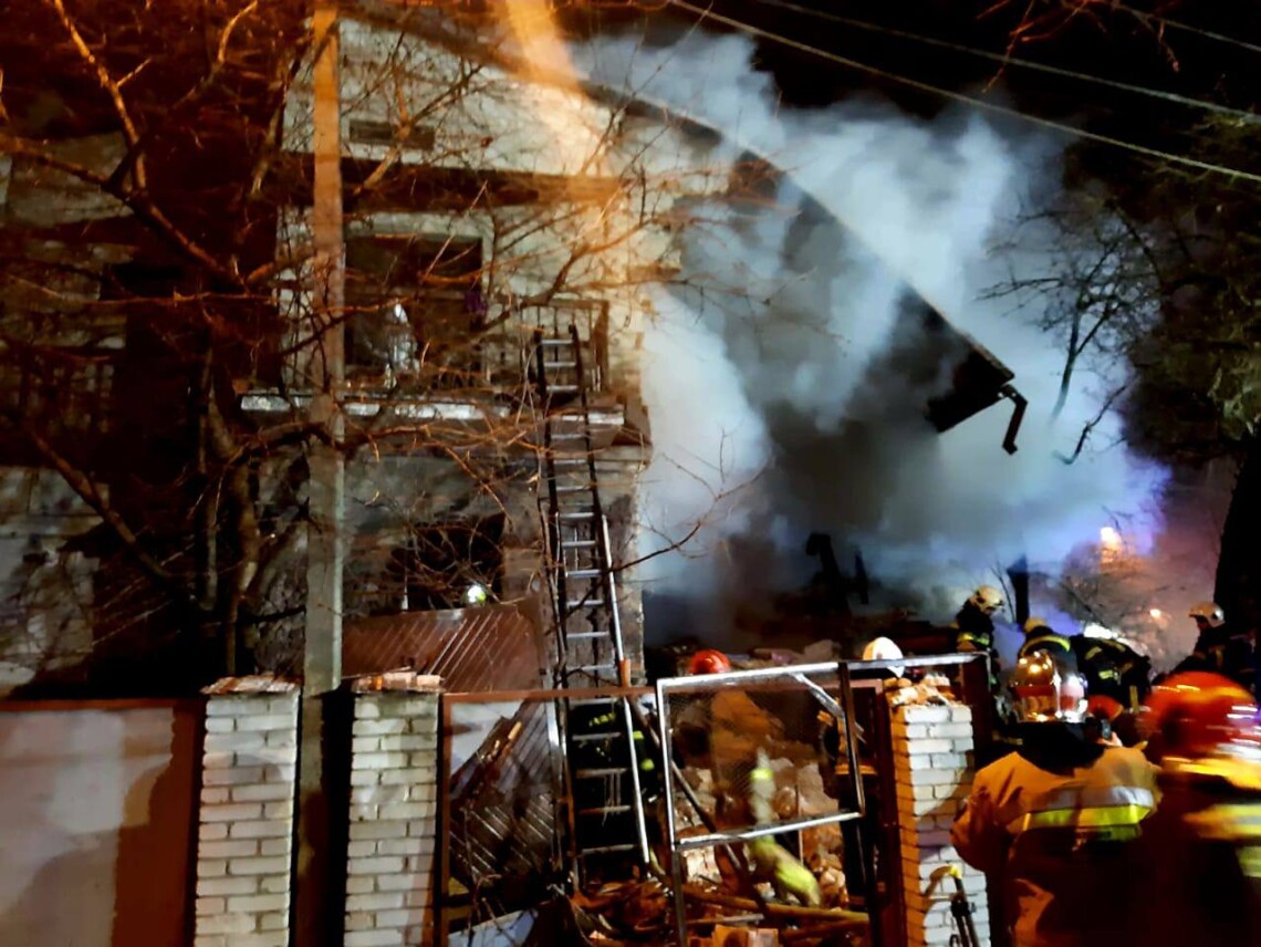 Вечером 23 декабря во Львове из-под завалов достали тело женщины. При этом спасены два человека, включая ребёнка.