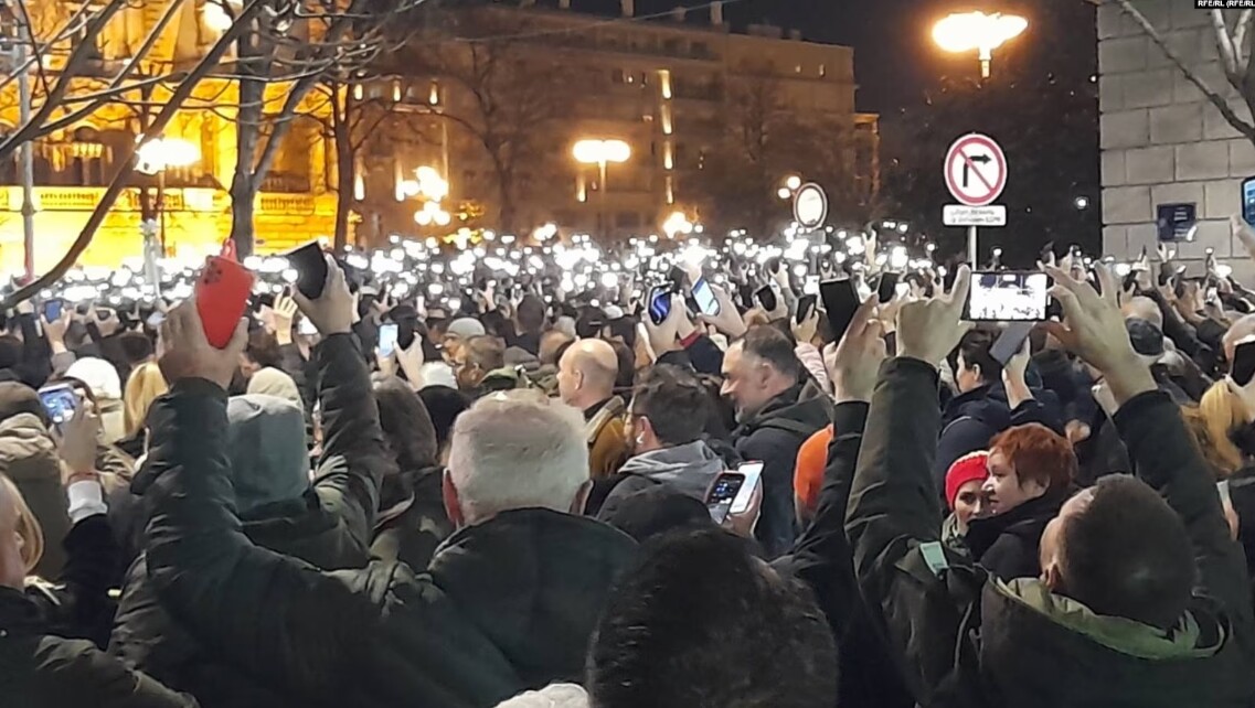 В сербском Белграде началась новая многотысячная акция протеста с требованием отменить результаты парламентских выборов, на которых победила провластная партия.