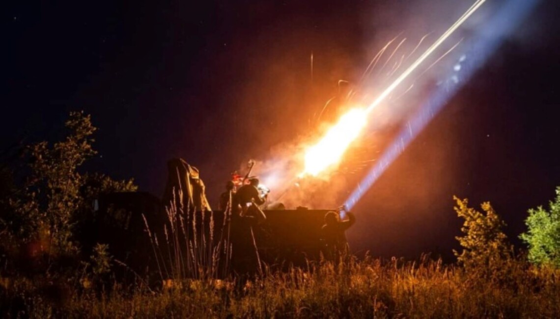 Российские войска на Сочельник атаковали Украину дронами-камикадзе и двумя авиационными ракетами. Силам ПВО удалось сбить почти все враждебные цели.