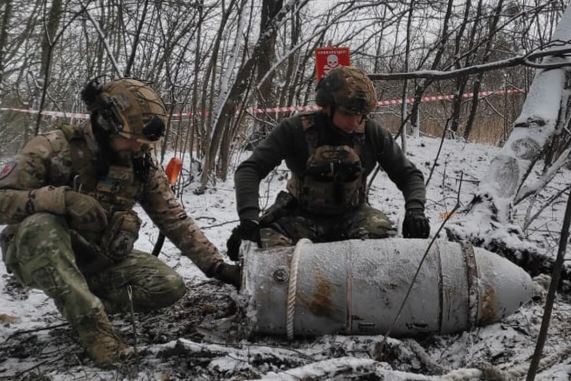 Житель Сумщины нашел в лесу огромную боеголовку от российской ракеты Х-59. Вскоре её  обезвредят.