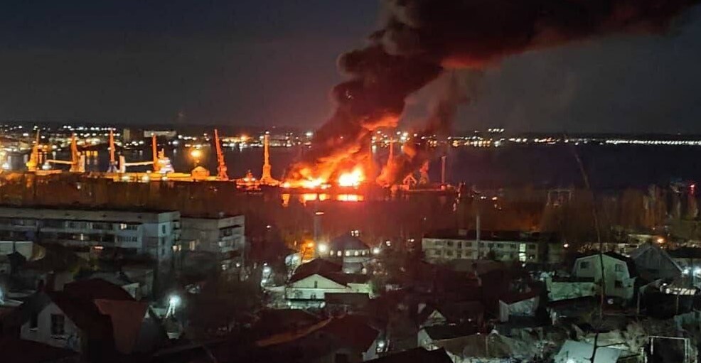 Ночью 26 декабря в оккупированной Феодосии раздались взрывы. Очевидцы жаловались на ребята в районе порта, после чего там начался пожар и была слышна детонация.