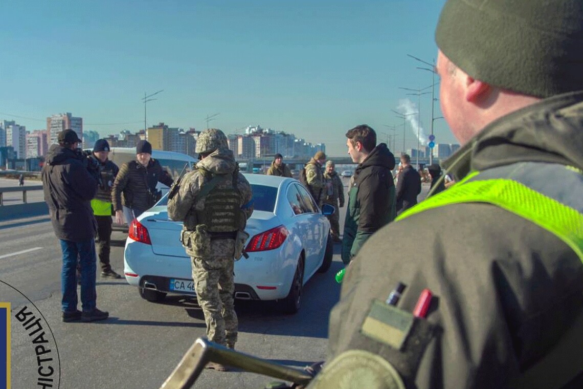 В разных районах Киева развернули временные блокпосты, на них проверяют документы и машины.
