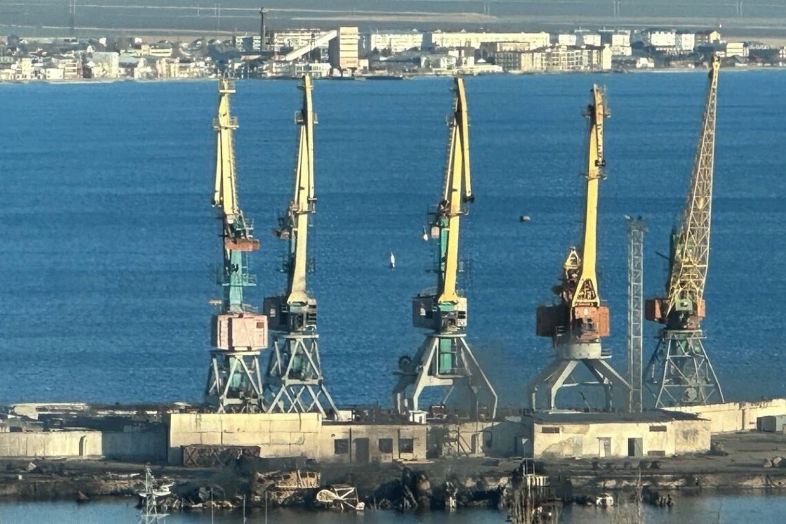 На снимке можно увидеть причал в порту Феодосии с полузатонувшими останками корабля Новочеркасск.