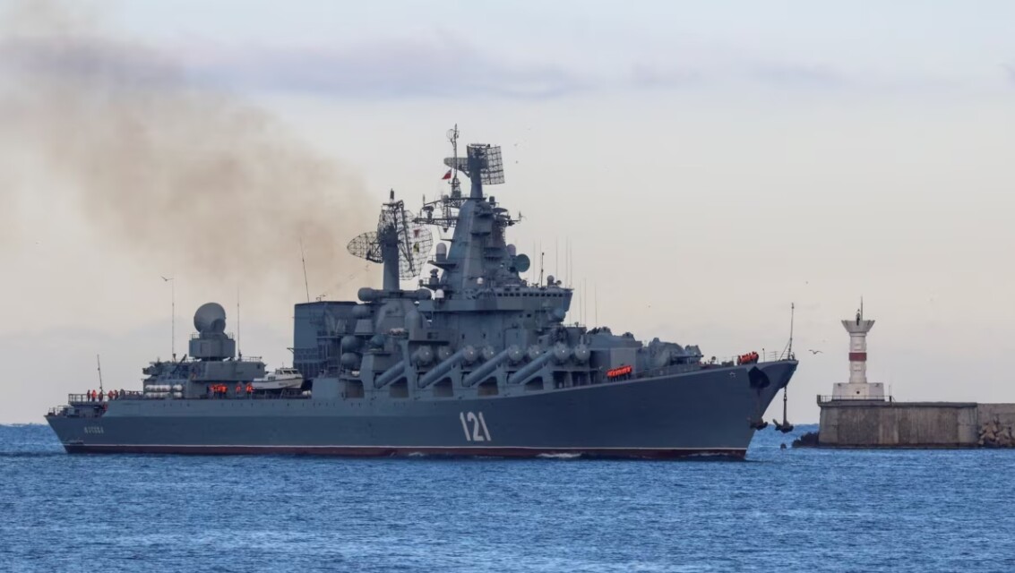 Российская оккупационная администрация вывела из Феодосии два военных корабля после того, как ВСУ уничтожили в бухте города большой десантный корабль Новочеркасск.