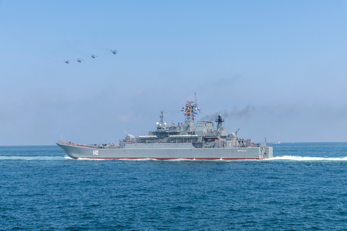 После атаки на БДК Новочеркасск 33 моряка числятся пропавшими без вести, 19 ранены. Что с остальными членами экипажа – не известно.