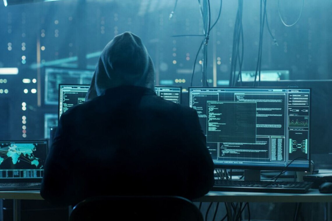 Украинские хакеры парализовали работу одной из крупнейших российских ERP-систем 1С-Рарус.  Её используют для осуществления бухгалтерских операций.