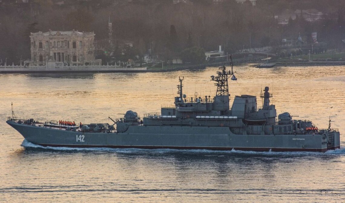 В сети появился новый спутниковый снимок бухты Феодосии, где в ночь на 26 декабря был уничтожен большой десантный корабль рф Новочеркасск.