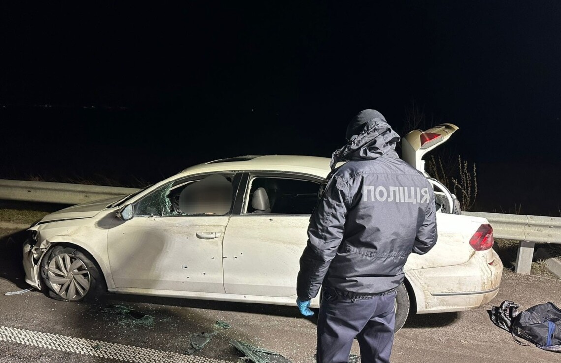 В Днепропетровской области в среду, 27 декабря, неизвестный мужчина расстрелял автомобиль. В результате нападения погиб водитель машины.