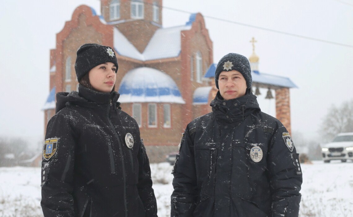 Усиленные наряды полицейских позаботятся о безопасности людей на рождественские и новогодние праздники.