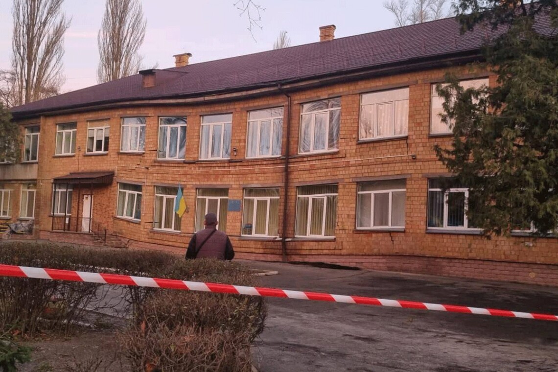 Авария произошла в детсаду в Шевченковском районе столицы. Там просела часть стены здания. Вероятно, из-за строительства укрытия.