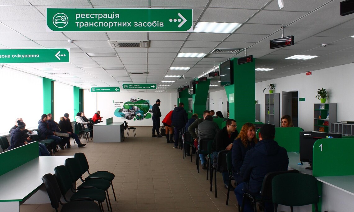 С 1 января в Украине увеличится стоимость ряда сервисных услуг МВД, в том числе выдачи водительских прав, сдачи экзаменов и регистрации авто.