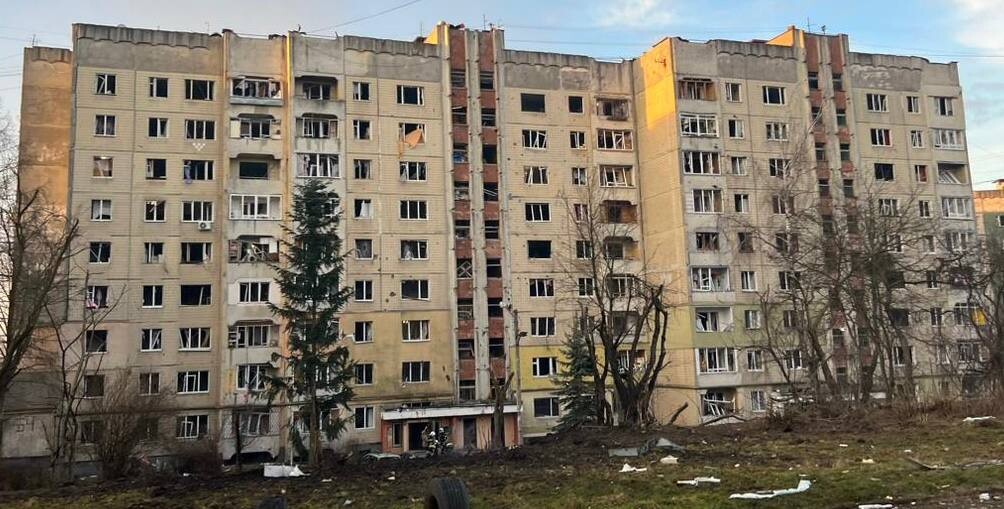 Во Львове известно о погибшем и 8 раненых в результате ракетной атаки. Есть попадание по жилым домам, школе и детском садику.
