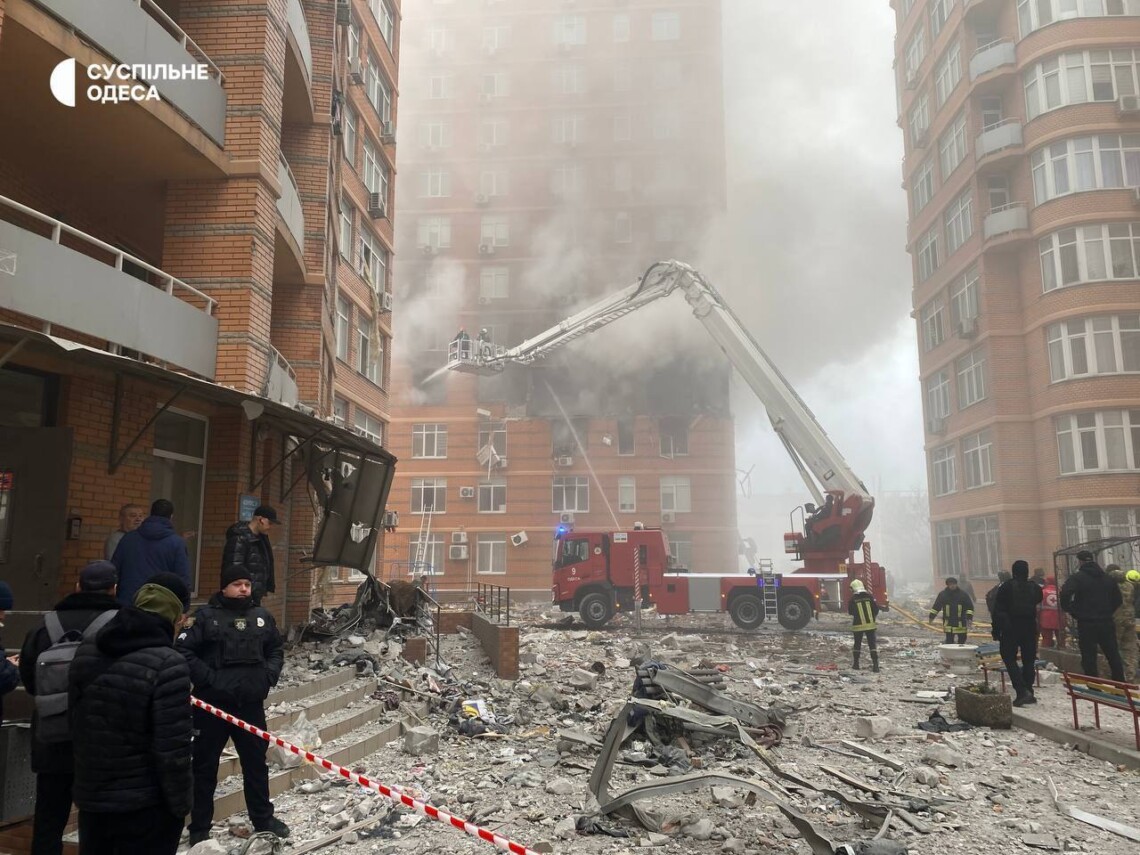 В ходе ракетной атаки на Одессу также были повреждены жилые дома. Известно о двух погибших и 15 раненых.