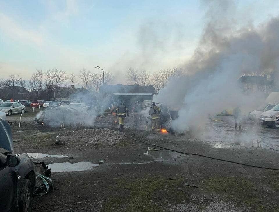 В результате обстрела Киева один человек погиб и больше 20 ранены. Кроме того, под завалами склада в Подольском районе остаются 10 человек.