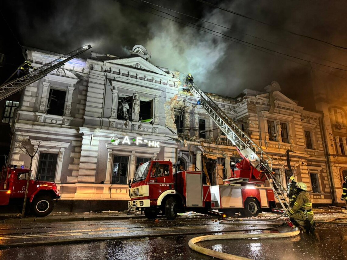В результате ночной атаки российских беспилотников на Харьков 31 декабря повреждения получили здания в центре города.